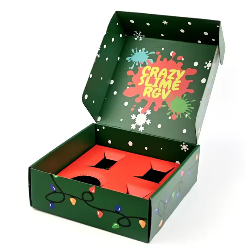 Verzenddoos in kerststijl met papieren inleg